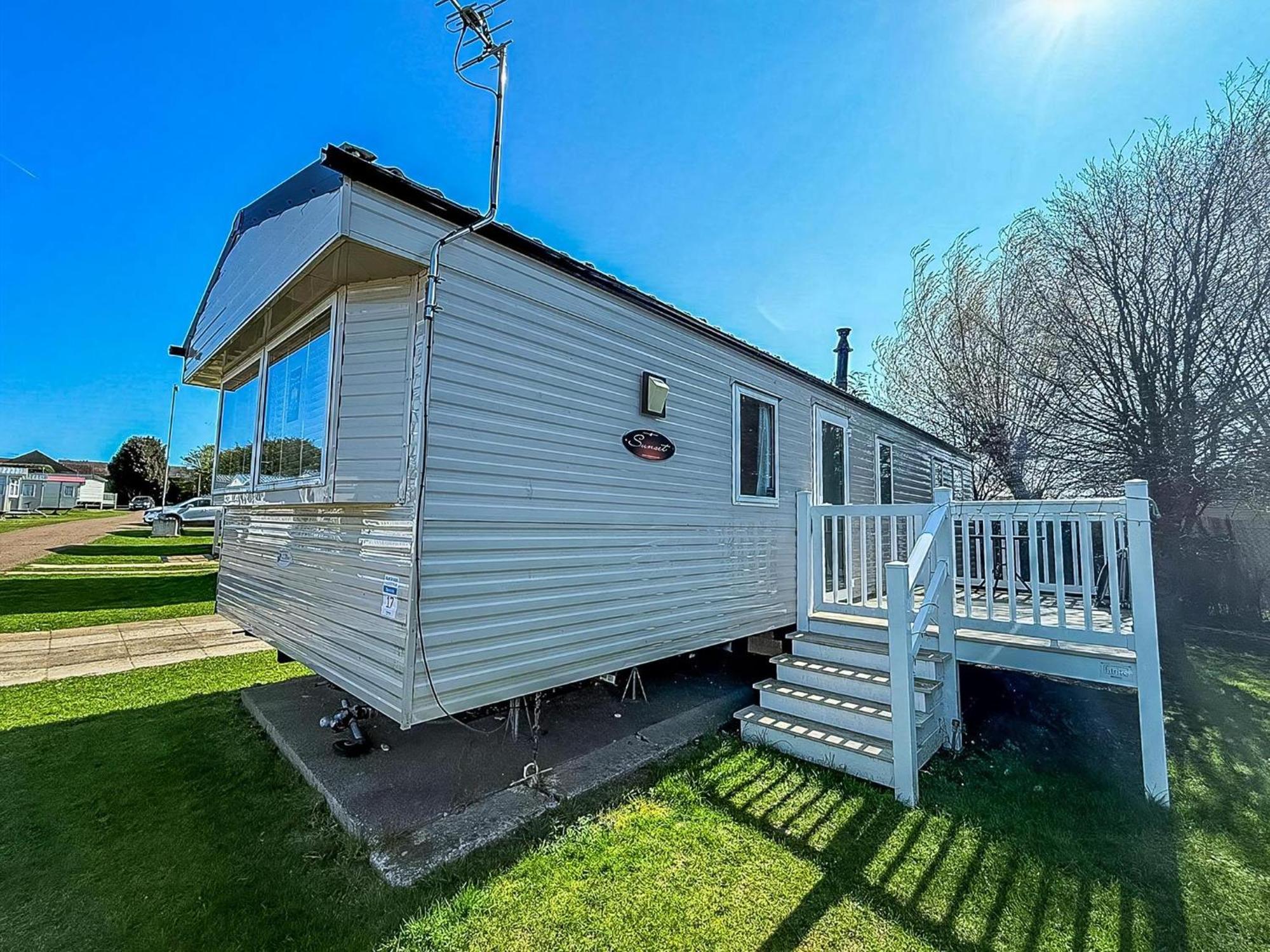 Great 6 Berth Caravan With Decking At Manor Park In Hunstanton Ref 23017B Exterior foto